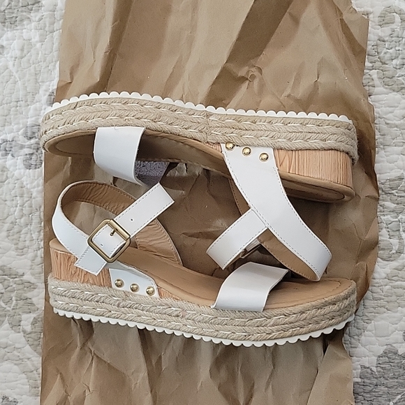 Shoedazzle Sandal 👡 - Picture 2 of 4